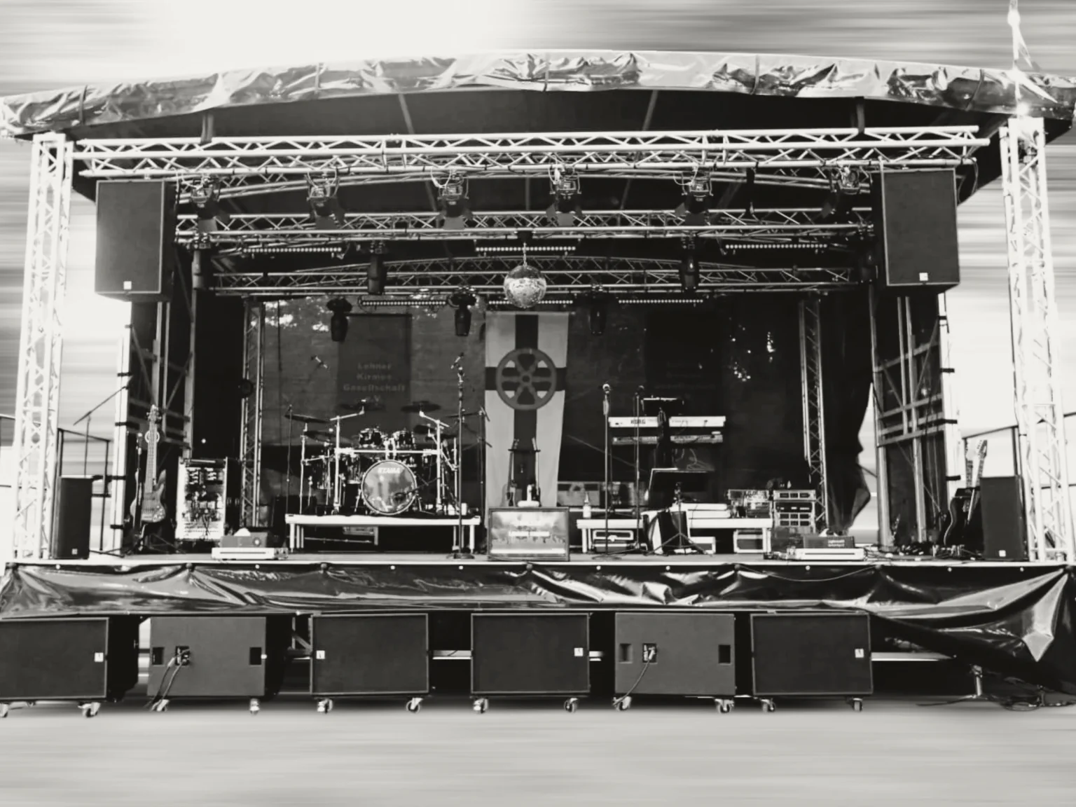 Professioneller Bühnenaufbau von ZenitSound mit Schlagzeug, Instrumenten, Licht- und Tontechnik für ein Live-Event