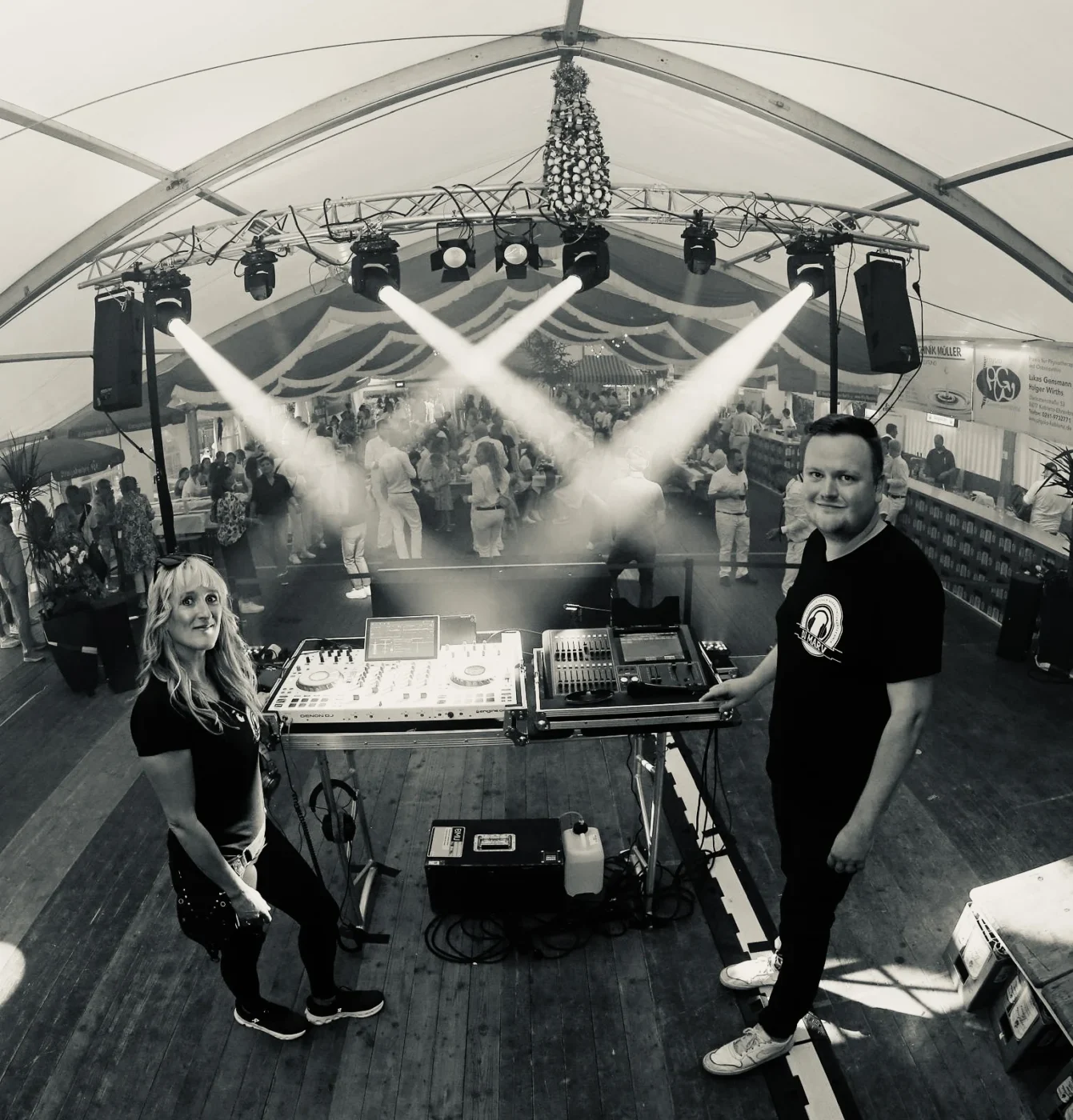 Marvin und Connie von ZenitSound am Mischpult in einem Festzelt, bereit für den Einsatz von Ton- und Lichttechnik.