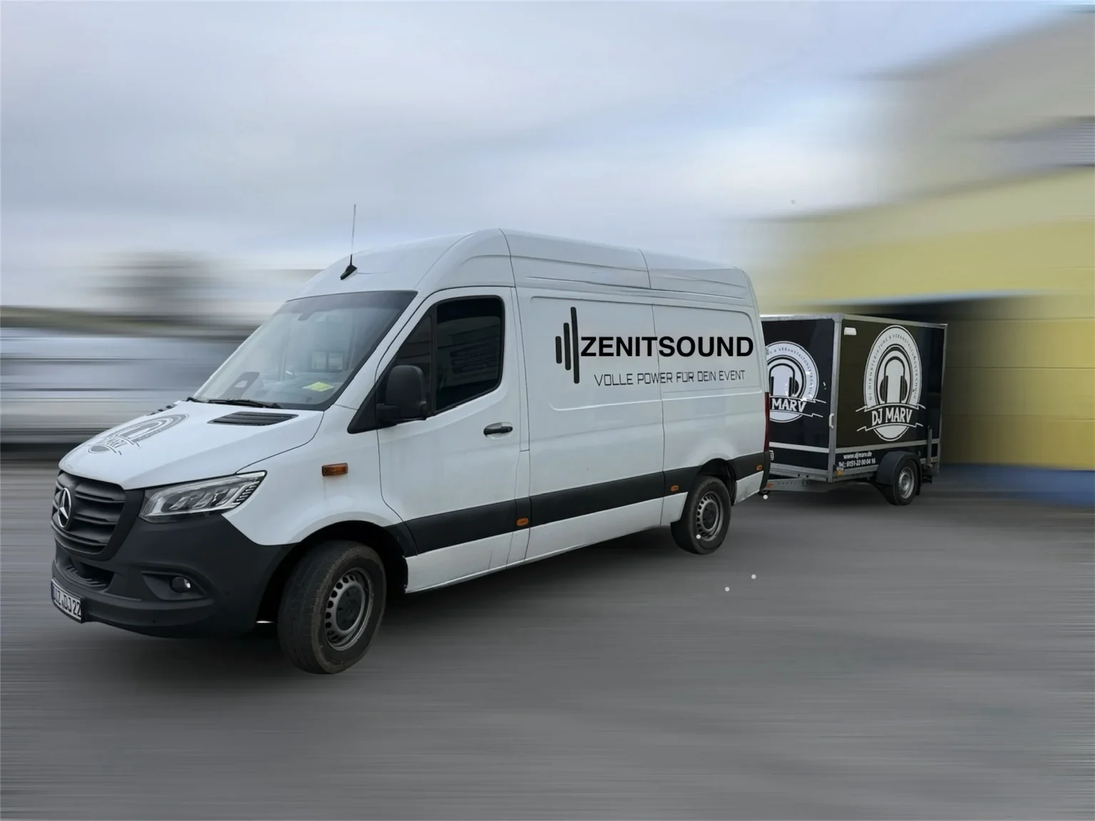 Weißer Transporter mit ZenitSound-Logo und dem Slogan „Volle Power für dein Event“ auf der Seite